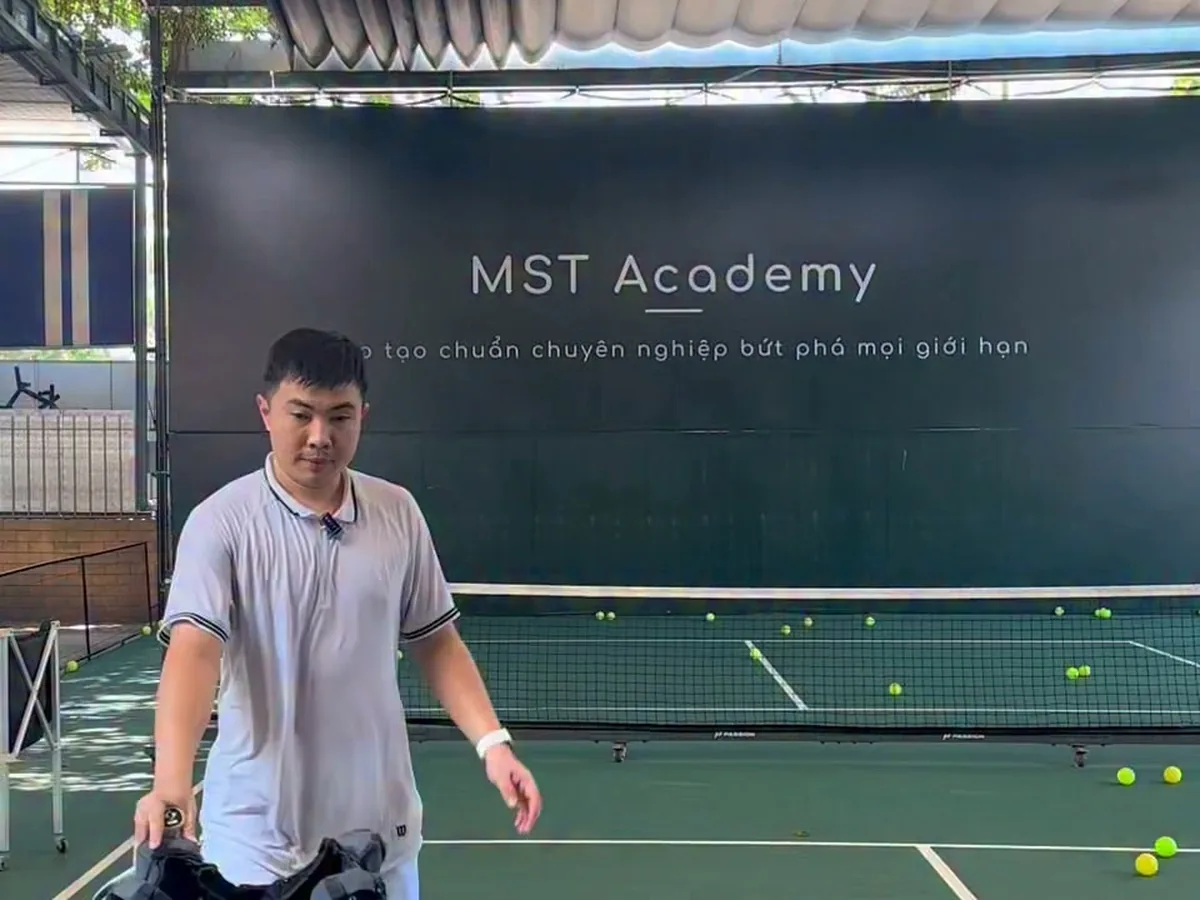 Huấn luyện viên MPA mang túi bóng chuẩn bị bài tập, bóng tập rải trên sân trước tường MST Academy