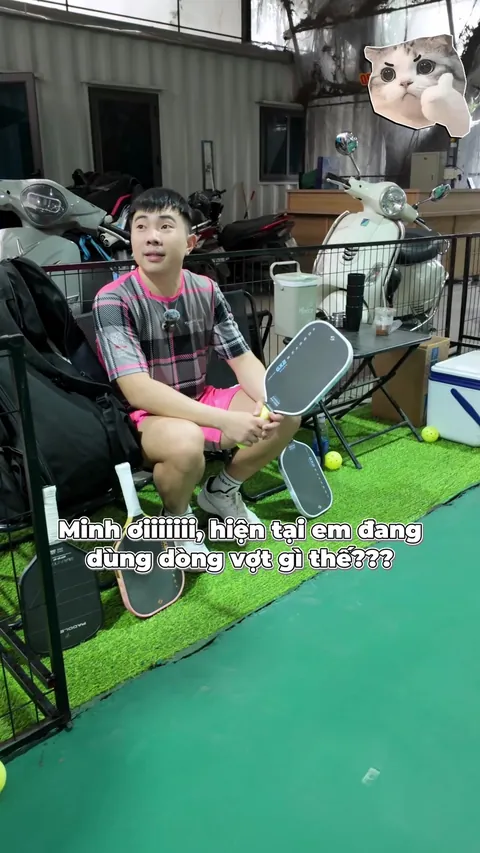 Minh Béo đang dùng vợt gì?