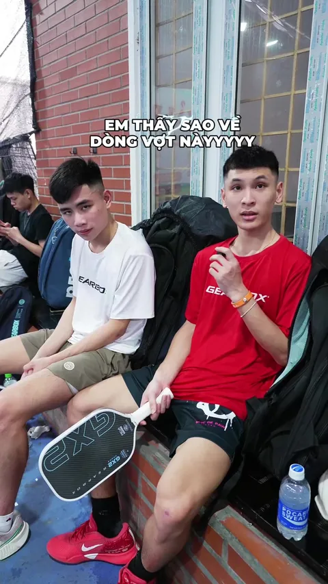 Xuân Vũ và Hoàng Con đang dùng vợt gì?