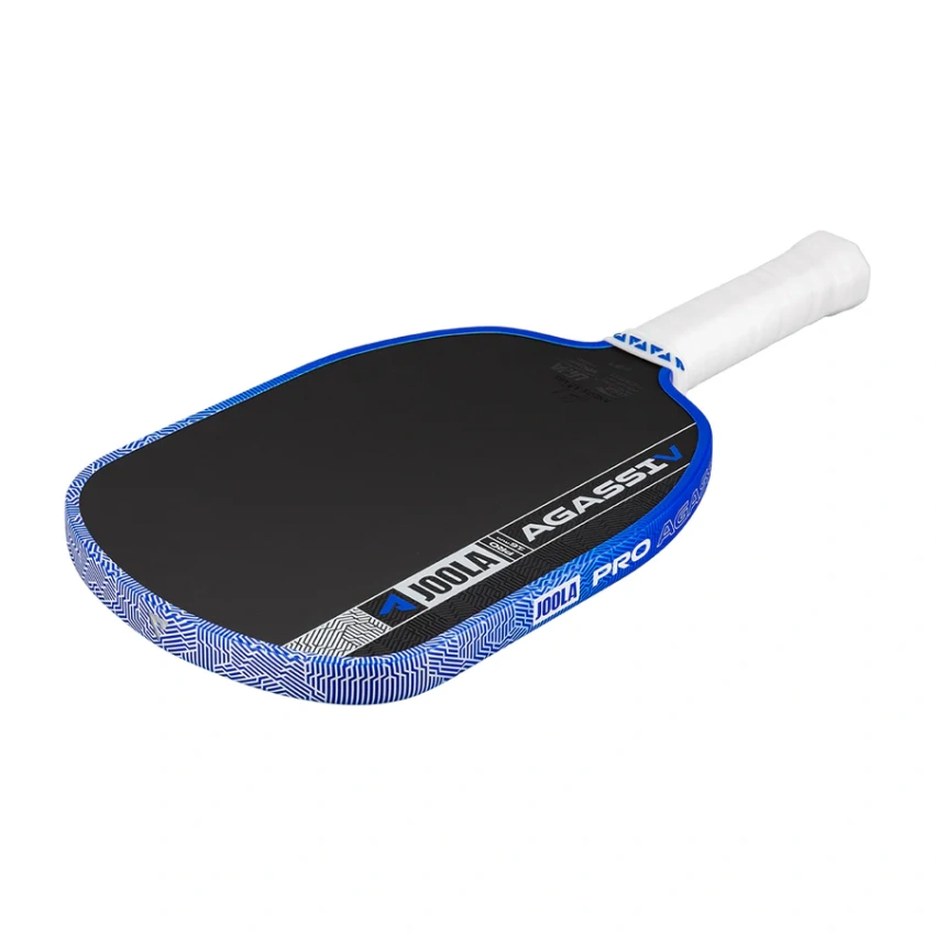 Agassi Pro V nằm chéo, nhìn từ phía đuôi cán lên mặt vợt