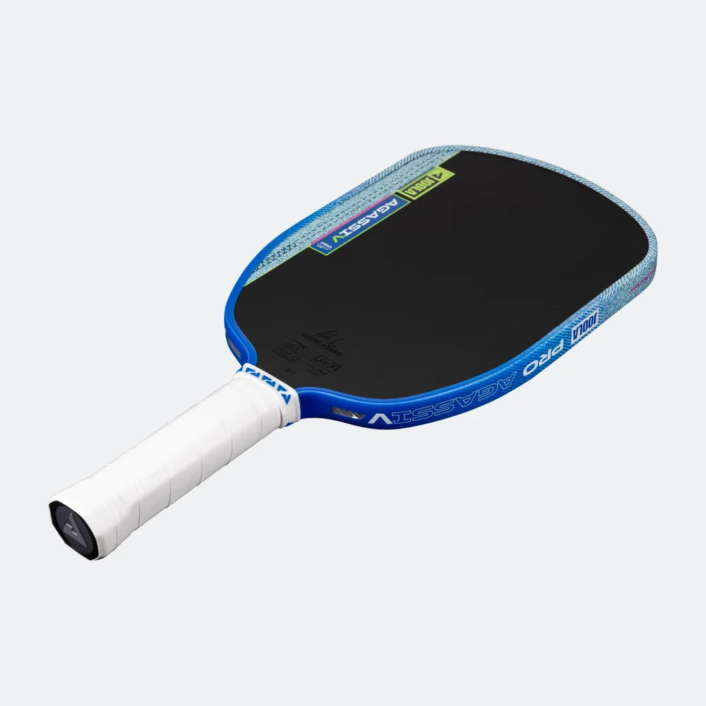 Agassi Pro V Washed Indigo đặt nằm nghiêng, nhìn mặt vợt carbon và cán
