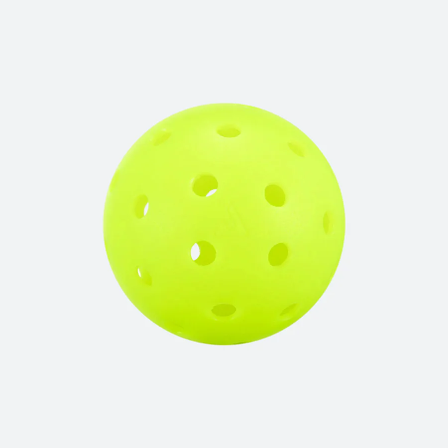 Một quả bóng pickleball HC-40 trên nền sáng, nhìn rõ bố cục lỗ khoan