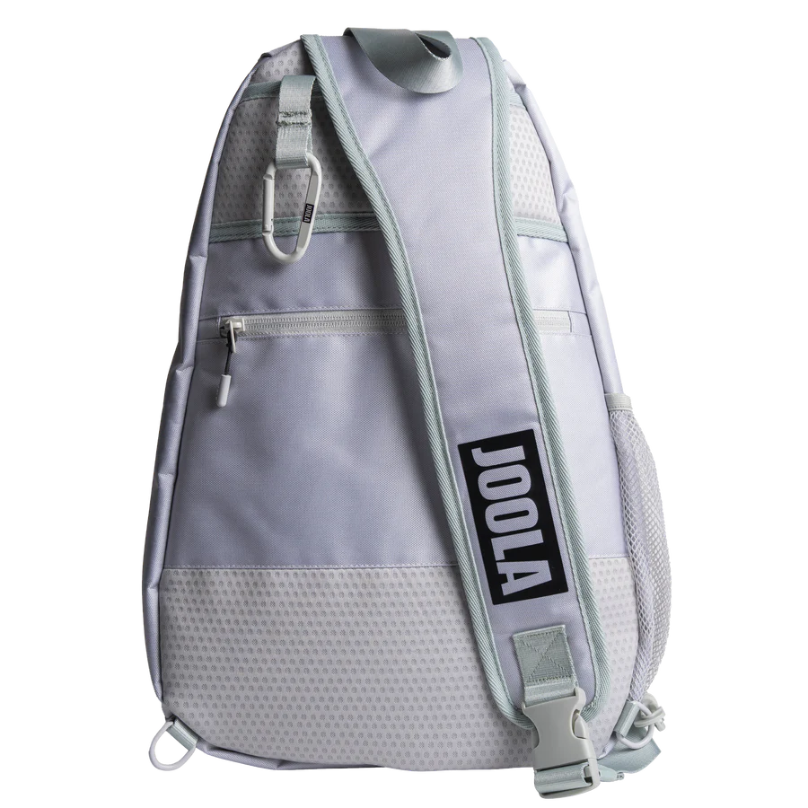 Mặt sau túi Everyday Sling màu Gravity Gray với dây đeo chéo và móc carabiner