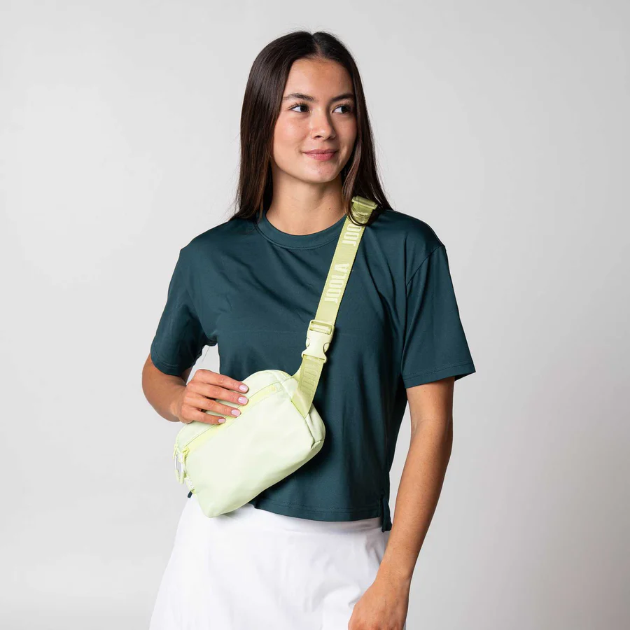 Người mẫu đeo chéo túi Everyday Belt Bag màu Key Lime qua người