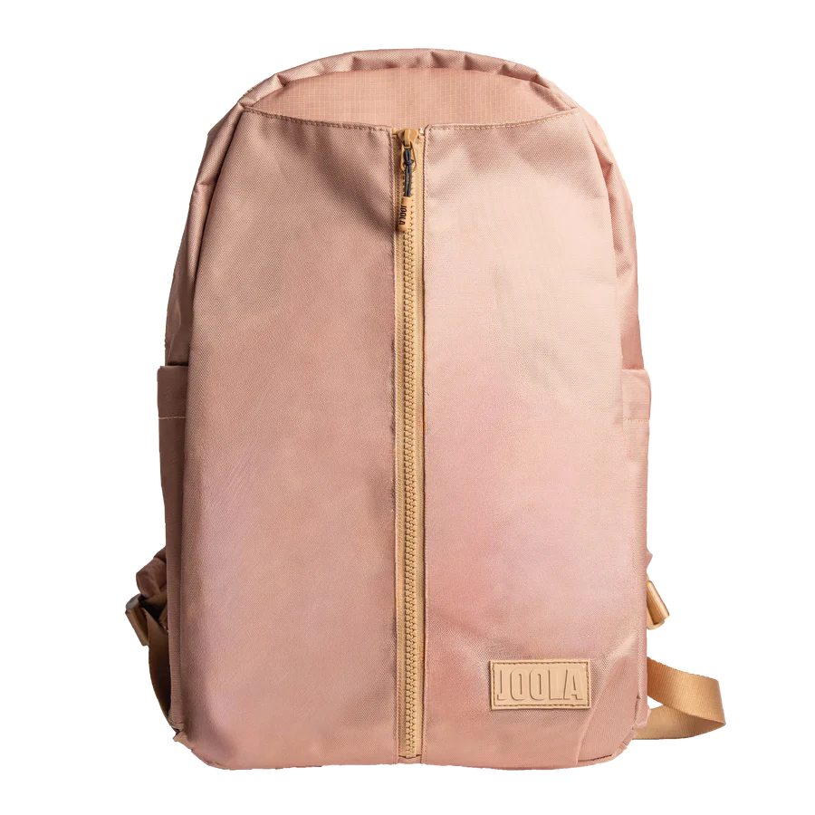 Balo JOOLA Everyday Backpack màu Latte hồng nhạt, khóa kéo dọc phía trước và logo JOOLA ở góc dưới