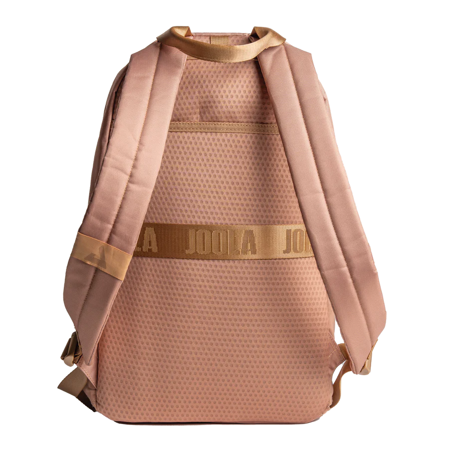 Mặt lưng balo Everyday Latte với hai quai đeo và dải chữ JOOLA