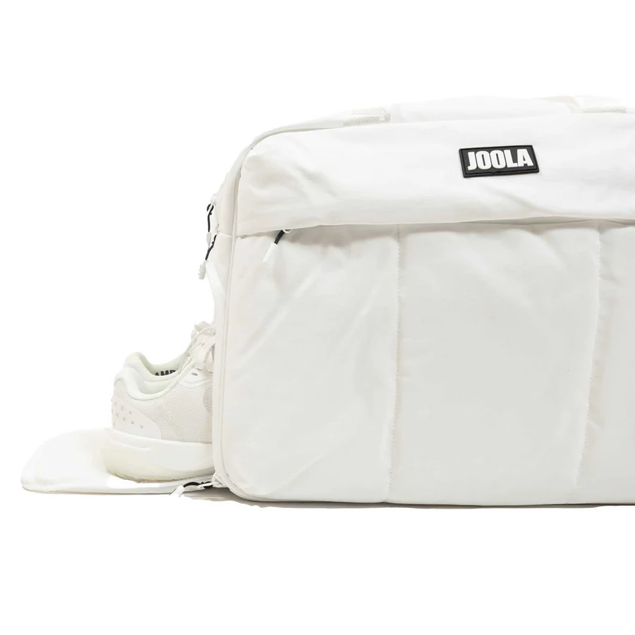 Túi Overnighter Puff Bag màu trắng mở ngăn giày ở đầu túi, bên trong có đôi giày