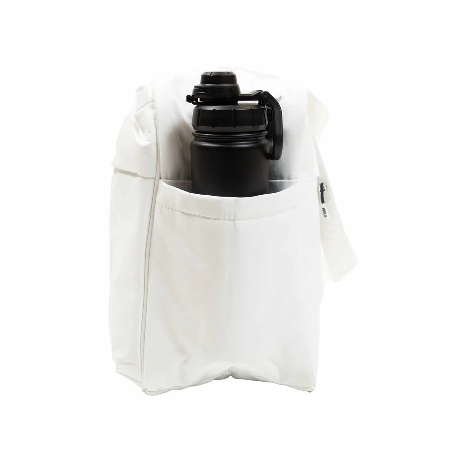 Bình nước đặt trong ngăn bên hông túi Overnighter Puff Bag trắng