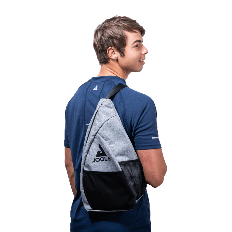 Người mẫu đeo túi đeo chéo JOOLA Essentials sau lưng, dây vắt qua vai
