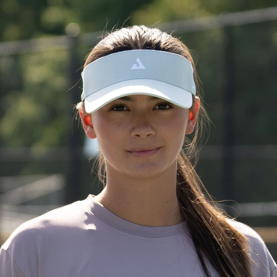 Người mẫu đội mũ nửa đầu JOOLA Essential Visor bên sân pickleball ngoài trời