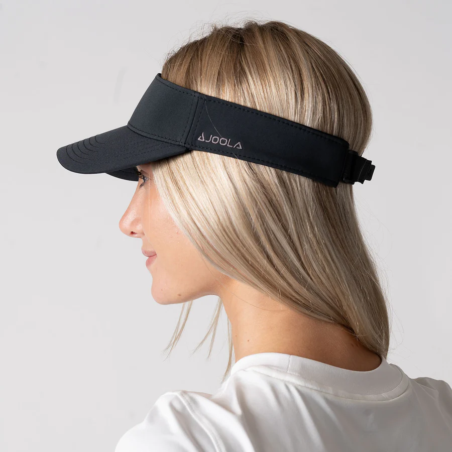 Người mẫu đội mũ nửa đầu JOOLA Essential Visor màu đen, nhìn nghiêng thấy chữ JOOLA bên hông