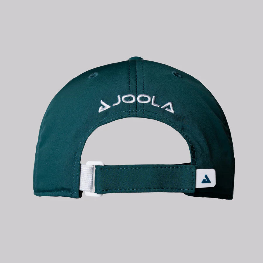 Mặt sau mũ Essential Cap màu xanh lá đậm, chữ JOOLA thêu trắng phía trên dây điều chỉnh