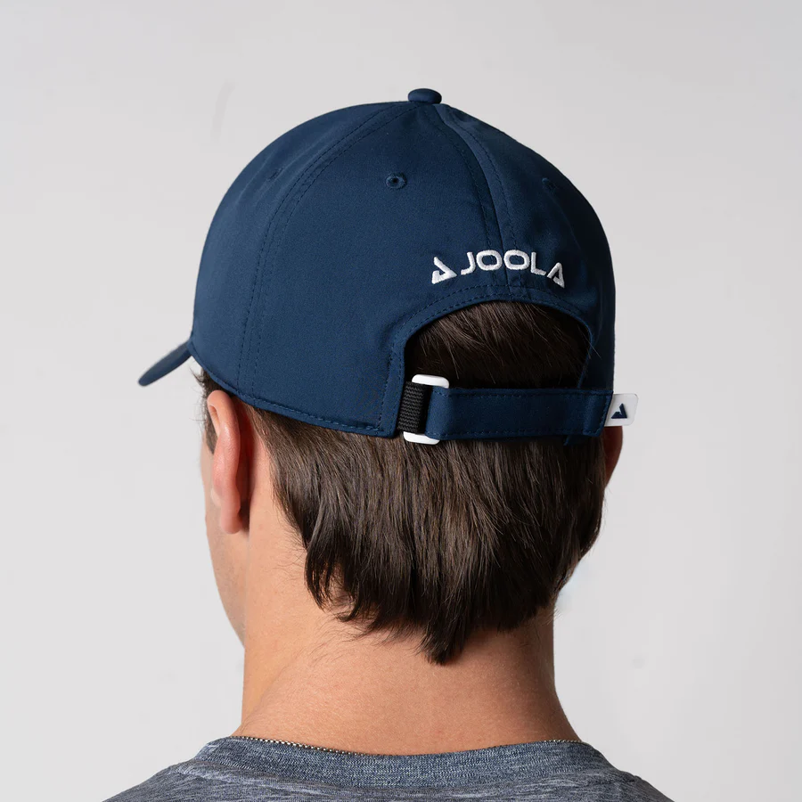 Mặt sau mũ JOOLA Essential Cap màu navy, chữ JOOLA thêu và khoá dây điều chỉnh