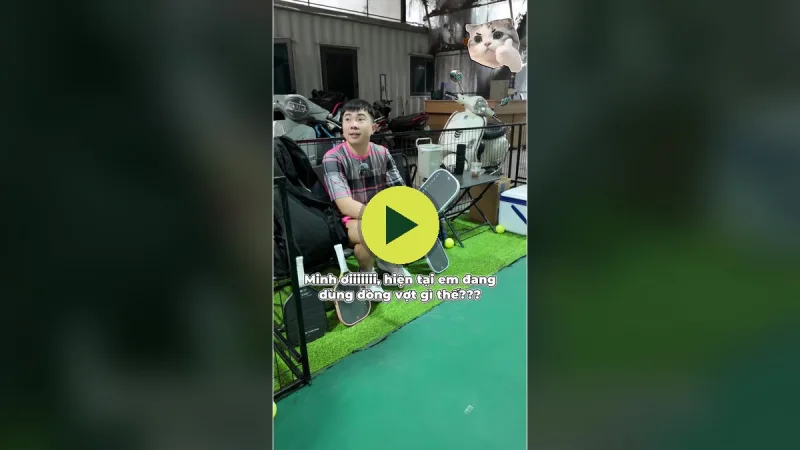 Minh Béo đang dùng vợt gì?