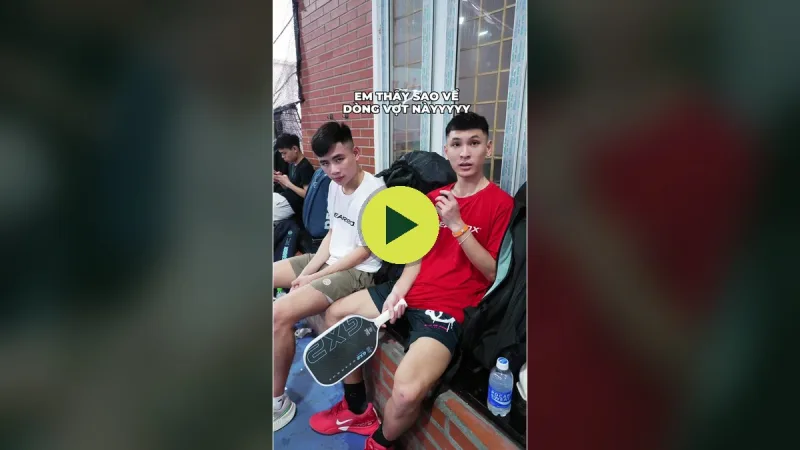 Xuân Vũ và Hoàng Con đang dùng vợt gì?